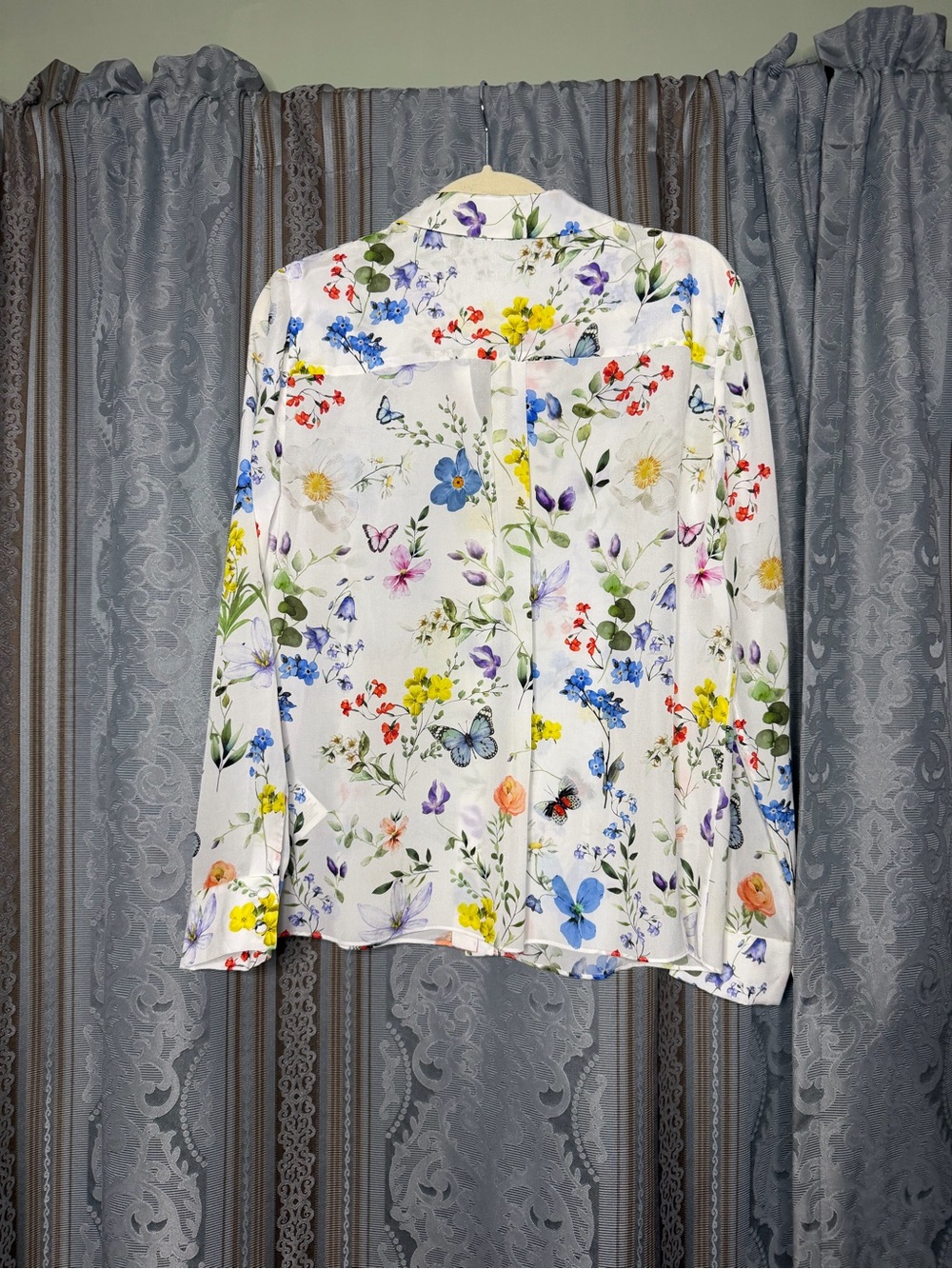 Alice + Olivia Twisting Vines Willa Placket Top - Picture 8 of 8